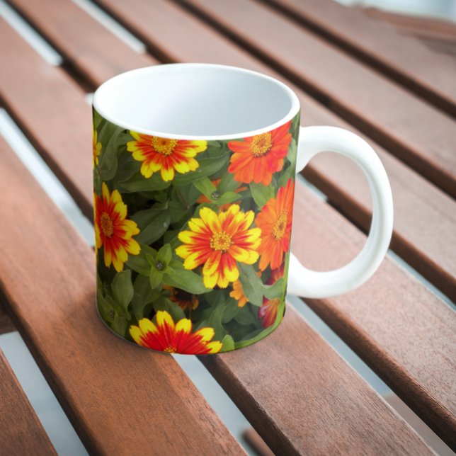 Orange och Gult Zinnias Blommigt Mugg (In Situ Bench)