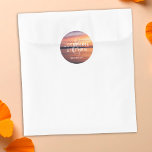 Orange och Lila Sunset Couples Namn Bröllop Runt Klistermärke<br><div class="desc">En varm orange och lila solnedgång med fotobakgrund från Destei, skapande en naturlig bakgrund för din speciella dag. Utformningen innehåller utrymme för parets namn med ett subtilt handtag bakom sig, tillsammans med rum nedanför bröllop-datumet. Perfekt för förslutning av kuvert, presentförpackningar, för att gynna eller för att göra bröllop-skrivbordet personligt. Ett...</div>