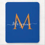 Orange och Personlig Monogram Blå recept Musmatta<br><div class="desc">Den här musslan har ett monogramteckensnitt i elegant i vitt med ditt namn inramat i modern skripttypografi. När du anger namn lämnar du de två rutorna på vardera sidan av ditt namn för att behålla designfunktionen. Bindemedlet är en del av en gigantisk monogramserie.</div>