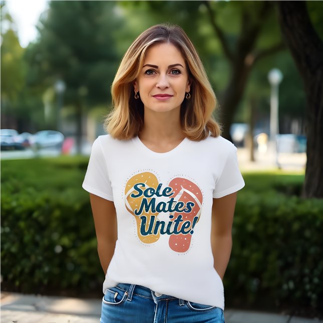 Orange och Red Flinflip flops Roligt Retro White T Shirt (Flip flop inspired t-shirt. "Sole Mates Unite!".  Orange and red flip flops.)