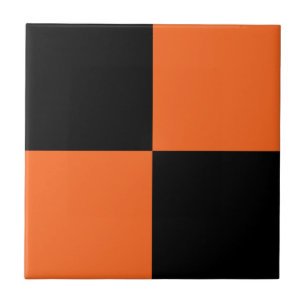 Orange- och svartvitt kakelplatta