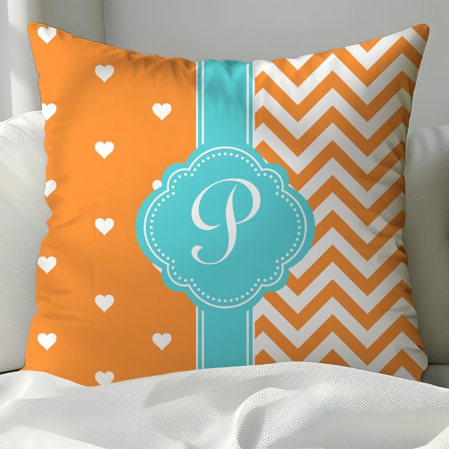 Orange och turkos Monogram Hearts och Chevron Kudde (Skapare uppladdad)