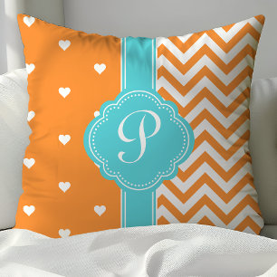 Orange och turkos monogram-hjärta och chevron kudde