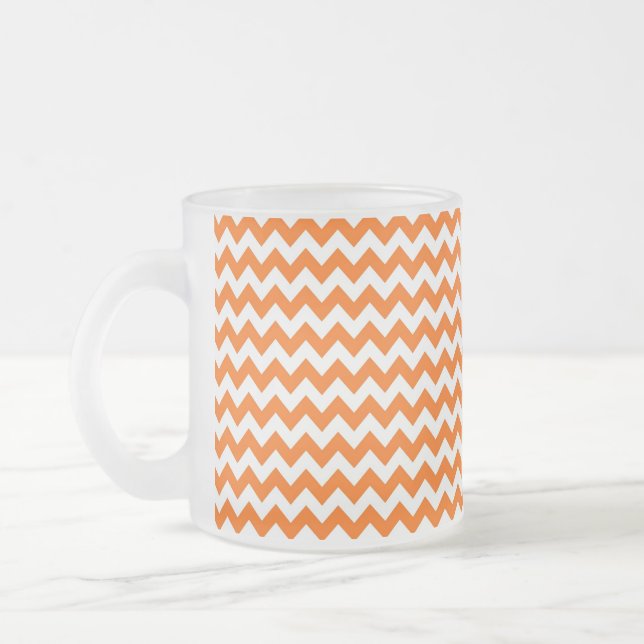 Orange och vit Chevron Zigzag Mönster Frostad Glasmugg (Vänster)
