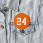 Orange och vit Idrottsman Jersey-nummer Knapp<br><div class="desc">Skål på ditt favoritlag, fotbollsspelare eller visa upp ditt pride med en anpassningsbar personlig-spritknapp! Anpassa med en spelares jersey-nummer eller annan anpassningsbar. Perfekt för fotboll, basket, baseboll och fotbollsspel! Skapa anpassningsbar stift för hela teamet, cheerleadership, föräldrar och syskon till bära på speldagen. Klicka på Anpassa om du vill ändra typsnitt...</div>