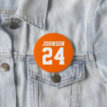 Orange och Vita Idrottsmannen Namn Jersey-nummer Knapp<br><div class="desc">Skål på ditt favoritlag, fotbollsspelare eller visa upp ditt pride med en anpassningsbar personlig-spritknapp! Lägg till din skola namn eller anpassa dig med spelarens namn och jersey-nummer. Perfekt för fotboll, basket, baseboll och fotbollsspel! Skapa anpassningsbar stift för hela teamet, cheerleadership, föräldrar och syskon till bära på speldagen. Klicka på Anpassa...</div>