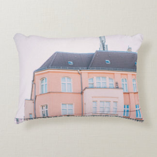 ORANGE OCH VITKONCRET BYGGNAD PRYDNADSKUDDE