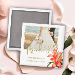 Orange Oleander Flowers Foto Tack Bröllop Magnet<br><div class="desc">Elegant Orange Oleander Flowers Foto Tack Bröllop magnet. Fotomagnet bröllop med bröllop-foto, brid och groom namn och bröllop. Utformningen har en enastående illustration av blommar för vibrerande orange oleander och lush grönt lövs. Den varma blommigtens utformning framkallar en känsla av romantik och naturskönhet, perfekt för vår, sommar eller tropiskt bröllop....</div>