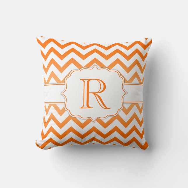 Orange Ombre och White Chevron Mönster Monogram Kudde (Framsida)