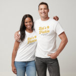 Orange Pickleball Låt oss Pickle-Personlig T Shirt<br><div class="desc">Toppen coola Pickleball T-shirts med en orange-pickleball,  Låt oss Pickle i ett roligt och anpassningsbar. Lägg till namn,  pickleball klubb namn,  roligt ordspråk osv. Gör att perfekten läggs till i valfri pickleball party,  turnering eller händelse.</div>