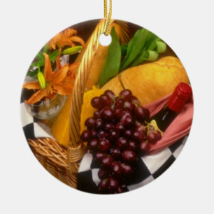 Orange picknickbasket med vin, ost, bröd och julgransprydnad keramik