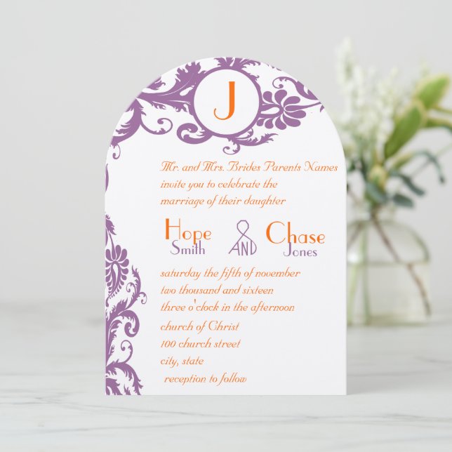 Orange Plum Damask Monogram Bröllopsinbjudan Inbjudningar (Stående Fram)