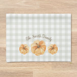 Orange Pumpkins Thanksgiving Family Namn Kökshandduk<br><div class="desc">Anpassningsbar-designade,  moderna skorstenshanddukar för höstens höstsäsong med vattenfärgade orange pumpor med personlig familj namn på sädesbuffel check mönster.</div>
