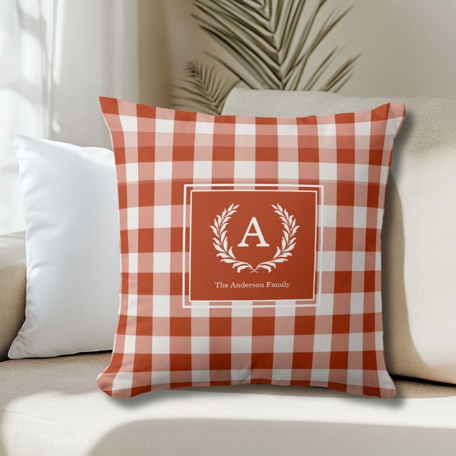Orange-Red Gingham Monogram Vapensköld Kudde (Orange-Red Gingham Monogram Crest Throw Pillow)