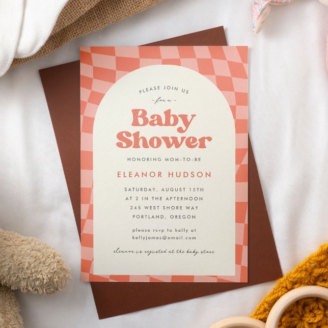 Orange Retro Groovy 70-tals Rutigt Babyfest Inbjudningar (Groovy, retro, 70s baby shower invitation with orange checkerboard pattern)