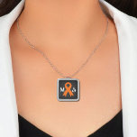 Orange Ribbon: Medvetenhet om skleros i Många Silverpläterat Halsband<br><div class="desc">En stiliserad bild av ord och ett band med orange symboliserar medvetenhet och stöd för många. Perfektens gåva till en många-sklerosjägare.</div>