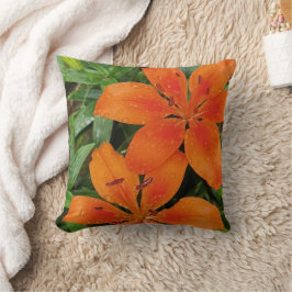 Orange-röda blommor med grönt löv kudde