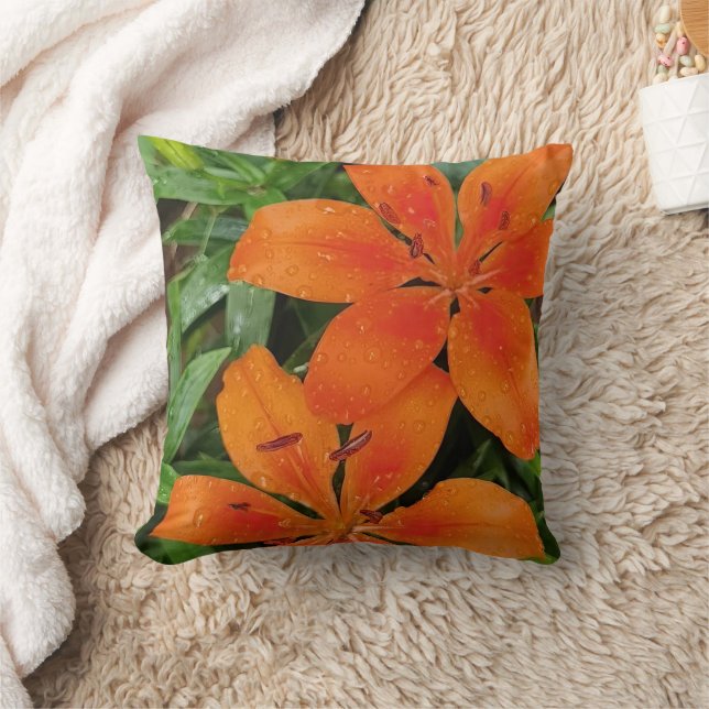 Orange-röda blommor med grönt löv kudde (Filt)