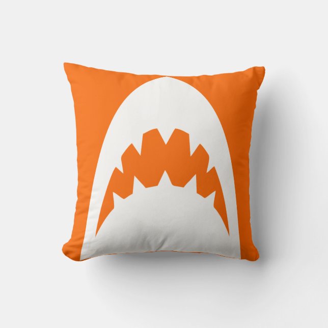 ORANGE SHARK PILLOW-SERIER. ANDRA TILLGÄNGLIGA FÄR KUDDE (Framsida)