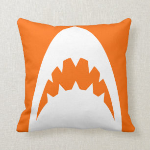 ORANGE SHARK PILLOW-SERIER. ANDRA TILLGÄNGLIGA FÄR KUDDE