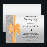 Orange Silke Bow Silver Sequins 18:e födelsedagen Inbjudningar<br><div class="desc">Elegant, glamorösa och sofistikerade födelsedagsinbjudningar till anpassningsbar. Med en vacker bakgrund av övertoningssekvenserna silver och bling silver med en avskild gräns från en bedövande orange avsmalnande slagskabb. Din händelseinformation skrivs ut på framsidan av det här romantiska kortet, eftersom omvänt endast har övertoningsbakgrunden i silver. Detta är en modern, romantisk, klassande,...</div>
