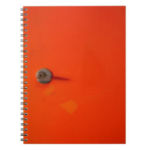 Orange skåp anteckningsbok med spiral