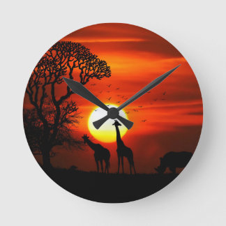 Orange solnedgång i Silhouette för afrikaw-giraff Rund Klocka