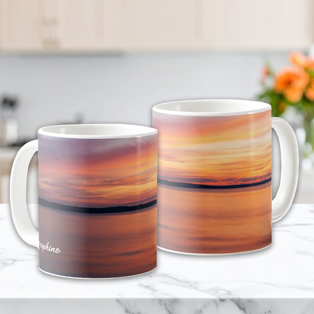 Orange solnedgångsmoln över sjövatten anpassat nam kaffemugg (Skapare uppladdad)