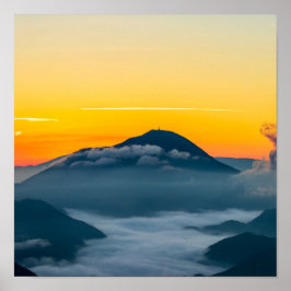 Orange sunrise himlar ovanför Uršlja gora, Sloveni Poster