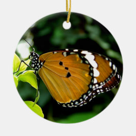 Orange, svart och vit fjäril på blad julgransprydnad keramik