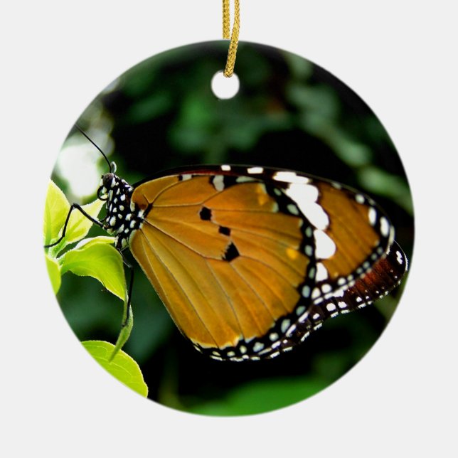 Orange, svart och vit fjäril på blad julgransprydnad keramik (Framsidan)