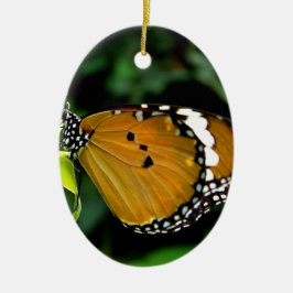 Orange, svart och vit fjäril på blad julgransprydnad keramik