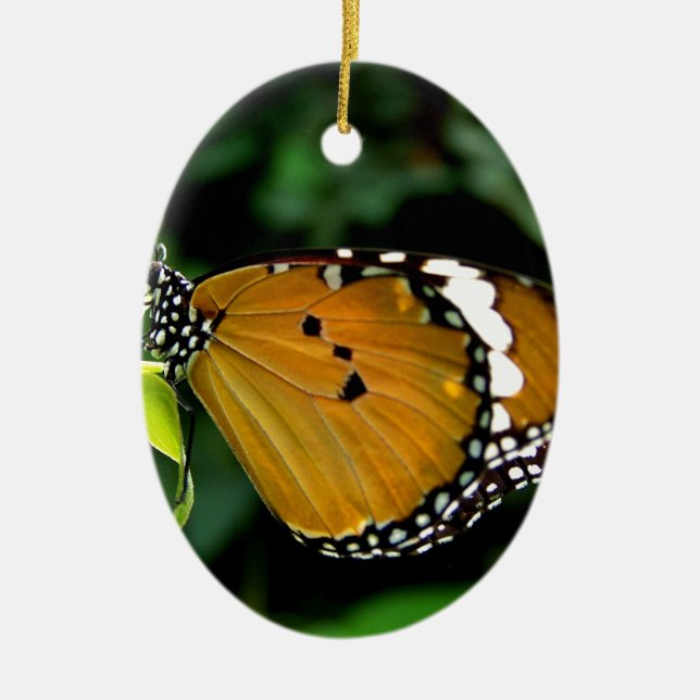 Orange, svart och vit fjäril på blad julgransprydnad keramik (Framsidan)