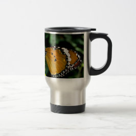 Orange, svart och vit fjäril på blad resemugg