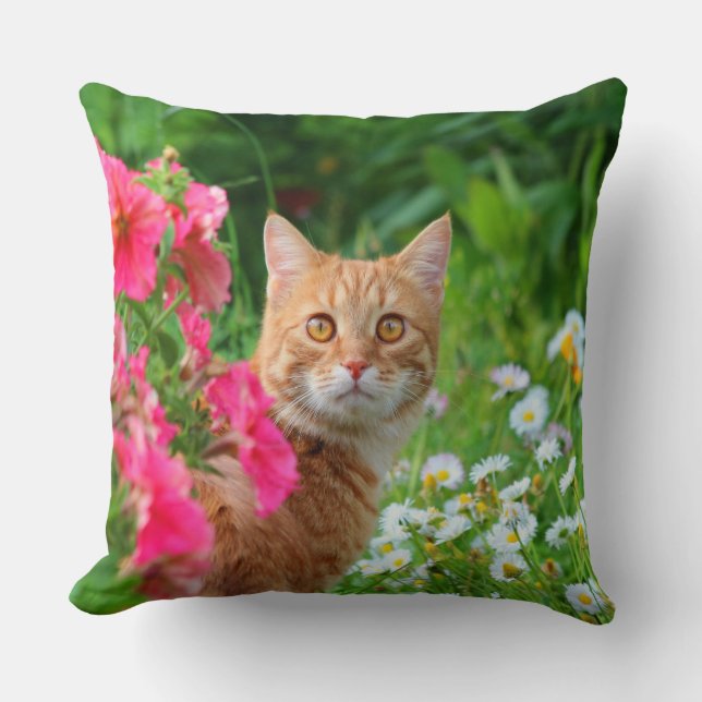 Orange Tabby katt bland blommorna Dekorativ kudde (Framsida)