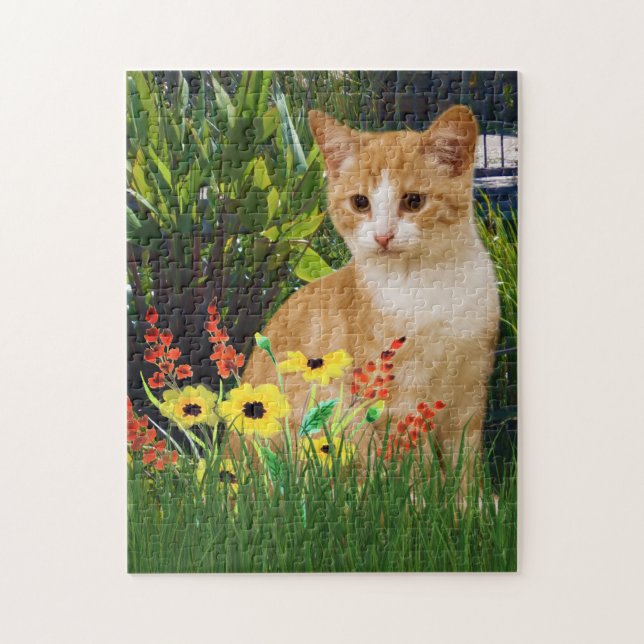Orange Tabby Katt i Blomsterträdgård  Djurälskare  Pussel (Vertikal)