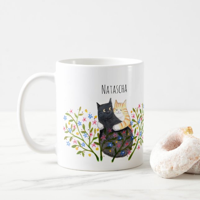 Orange tabby Katt och Svart Katt i Blommor Anpassa Kaffemugg (Med munk)