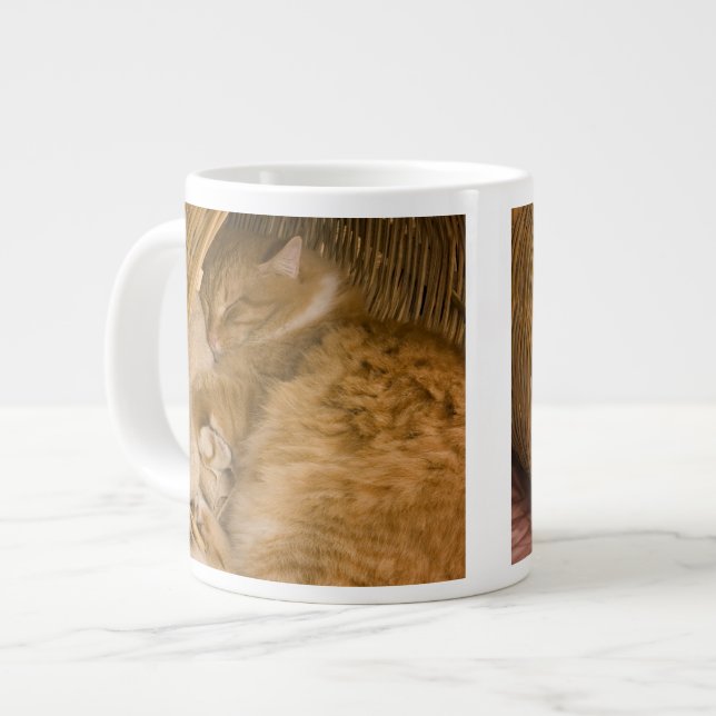 Orange tabby som sover i korg jumbo mugg (Framsida vänster)