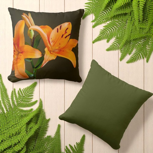 Orange Tiger Lily Flowers and Buds Close-Up Kudde (tiger lily front and solid green back throw pillow)