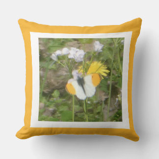 Orange Tip Fjäril på Blommor Kastkudde Kudde