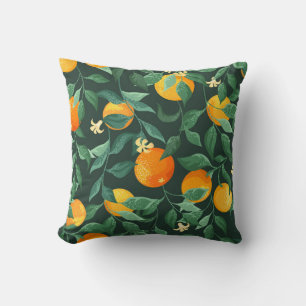 Orange träd, grenar med blommor på grönt kudde