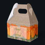 Orange Tulips Kraft Gable Favor Boxes Presentaskar<br><div class="desc">Orange-tulpaner omger en papper mönstrad Gable Party-favoritbox. Anpassa med din formulering. Klicka på CUSTOMIZE för att ändra typsnitt och teckensnittet färg. SAMORDNA objekt som finns i vår butik. Bröllopsinbjudningar,  OSA kort,  mottagningskort,  Tackkort med mera. Se hela samlingen på —> http://bit.ly/2LGtAf0 <—</div>