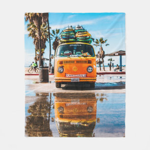 Orange van med surfboard på ovansidan fleecefilt