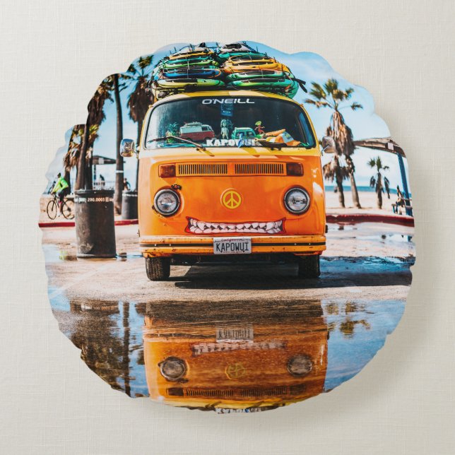 Orange van med surfboard på ovansidan rund kudde (Framsidan)