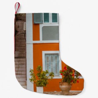 ORANGE VITA OCH GRÅTT KONKRET BYGGNAD LITEN JULSTRUMPA