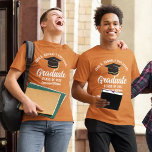 Orange Vita Student Anpassningsbarna Studenten T Shirt<br><div class="desc">Den här anpassningsbarna i orange har den högre student t-shirt som är klassvit typografi av din high school eller College namn för 2025-klassen. Anpassa med ditt graderingsår under det chic vita handskrivna skriptet och svarta graderingshöljet för en underbar personlig studenten-garanti för en party- eller keepsakpresentgåva för studenter.</div>