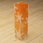 Orange White Snöflingor minimalistisk jul Presentask För Vinflaska<br><div class="desc">Snyggt och modern festförpackning med orangens bakgrund försedd med delikat vitt snöflingor. Den invecklade, snöre-liknande snöflingan ger elegans och charm, perfekt för att fånga julhelgens glatta anda. Perfekt för inslagning av gåvor på ett minnesvärt sätt och för öga-fångst, i säckar eller lådor. Med den här designen kombineras funktionalitet med en...</div>