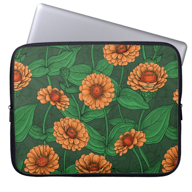 Orange Zinnia-blommor, grönt löv på mörk grönt Laptop Fodral (Framsidan)