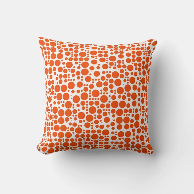 Orangea prickar på vit bakgrund kudde (Framsida)