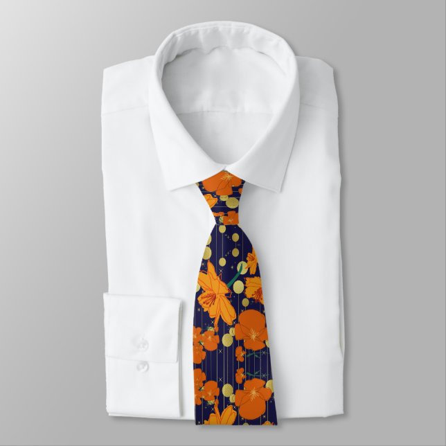 orangefärgade blommor och mörk marinblå och gyllen slips (Bunden)